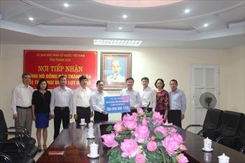 Bộ trưởng Bộ Tư pháp Lê Thành Long thăm, trao quà ủng hộ đồng bào Thanh Hóa bị bão lụt