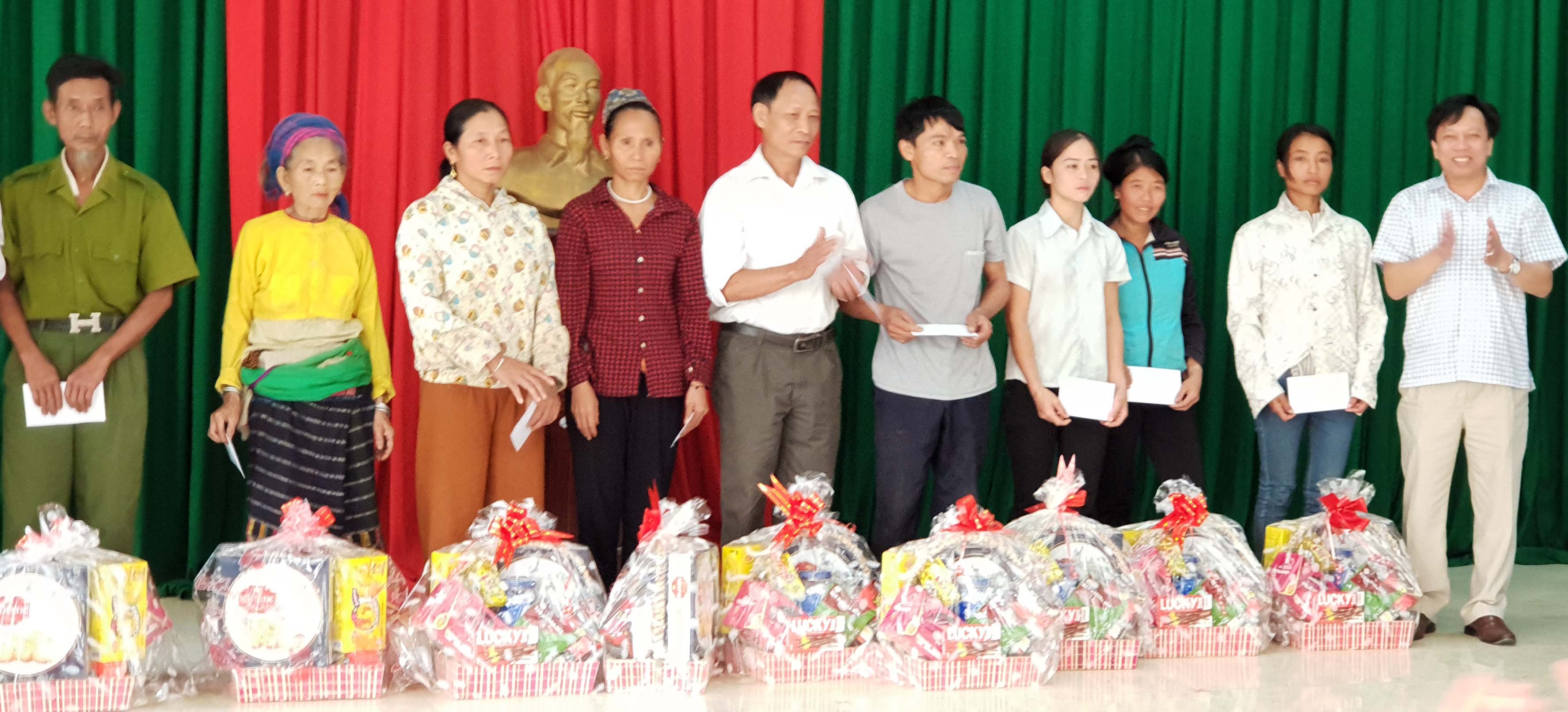 Sở Tư pháp: Trao quà cho các hộ nghèo, gia đình chính sách ở xã Thanh Xuân, huyện Như Xuân