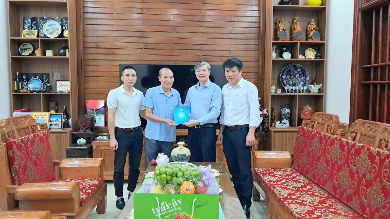 Hoạt động ý nghĩa: Thăm hỏi nguyên lãnh đạo Sở Tư pháp nhân kỷ niệm Ngày truyền thống ngành Tư pháp Việt Nam