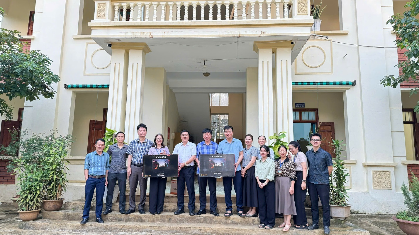 Lãnh đạo Sở Tư pháp thăm hỏi, động viên cán bộ, viên chức phòng công chứng số II và chi nhánh trợ giúp pháp lý số 2 bị thiệt hại do lũ lụt