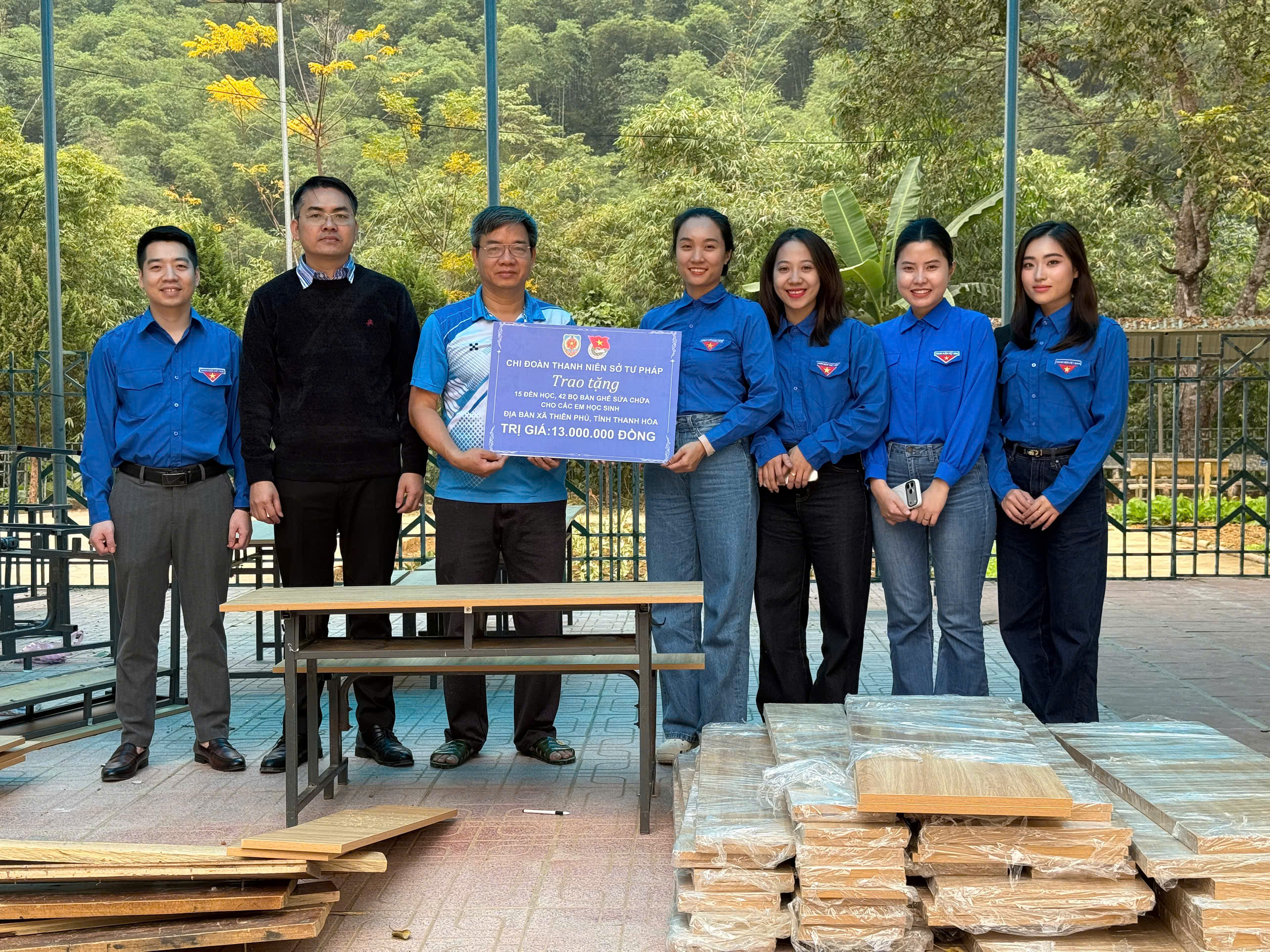 Chi Đoàn Thanh niên Sở Tư pháp: “Trao yêu thương - Sáng biên cương” 